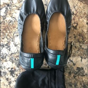 Women’s Matte black leather Tieks.